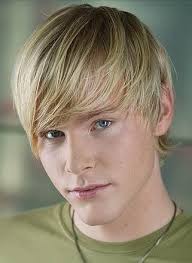 Ma vale la pena ricordare che il taglio di capelli scelto può annoiarsi molto rapidamente con il bambino, se non diversificato in alcun modo. Belle Acconciature Per Ragazzi Di 14 Anni Modelli Interessanti Tipi E Recensioni