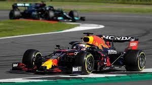 El séptuple campeón del mundo inglés lewis hamilton (mercedes) ganó el gran premio de gran bretaña, el décimo del mundial de fórmula uno, disputado este domingo en el circuito de silverstone, donde le recortó 25 puntos al líder del campeonato, el holandés max verstappen (red bull), que se retiró en la primera vuelta, tras accidentarse, por fortuna, sin mayores consecuencias físicas. Rs Eauno Xrwpm