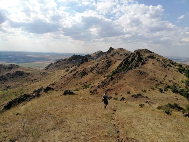 Drumeție pe Culmea Pricopanului. Cel mai fain traseu din Munții Măcinului – viaţa în vacanţă
