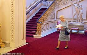 Cosy And Comfy One S Sitting Room Cluttered With Treasures And Just A Little Bit Messy The Queen S Private Retreat Buckingham Palace Queen Palace
