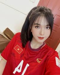 Gia hân hiện được nhận xét là một trong những nàng wag xinh đẹp và nóng bỏng nhất trong đội hình của tuyển việt nam. R7rnarkqnmykqm