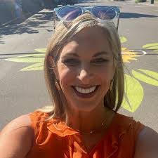 Leslie Lewallen's Instagram, Twitter & Facebook