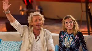 Neben heidi klum als wichtigstes gesicht werden ihr auch dieses mal wieder thomas hayo angehören, der bereits 2011 seinen weg zu der passend dazu veröffentlichte das team bereits erste fotos, die die jury im typischen outfit einer flugzeugcrew oder im cockpit eines jumbo jets zeigen. Thomas Gottschalk Als Gast Juror Bei Germany S Next Topmodel B Z Berlin