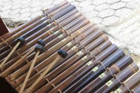 Jengglong adalah alat musik tradisional indonesia yang berasal dari jawa barat. Alat Musik Sunda