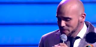 Aaron Emanuel le canta Escondidos a su novia