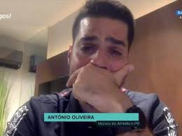 Foi o terceiro triunfo consecutivo da equipa liderada por antónio oliveira. Athletico Pr Antonio Oliveira Chora Com Homenagem E Se Declara Ao Pai