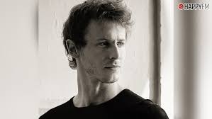 Nicolás Coronado: Su edad, su pareja y su relación con Miguel Bosé