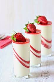 Panna Cotta Vanille Marbree A La Gelee De Fraises Strawberry Pannacotta Desserts Shot Glass Desserts Fancy Desserts