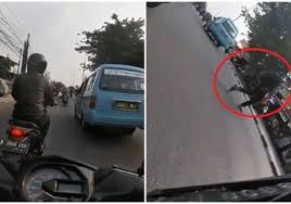 Alfred menyebut bahwa tindakan menyeberang jalan sembarang merupakan hal yang salah. Berita Menyeberang Jalan Sembarangan Terbaru Hari Ini