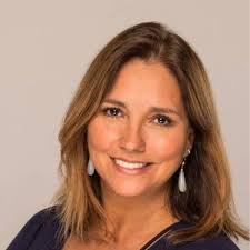 nuevolook Les cuento que mi hija @galaricote me hizo esta foto el sabado en  @grovestudios. Decidirme a dejarme las canas ahora que cumplí 56 años, ha  sido todo un proceso. Sobre todo