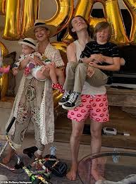 Kate garry hudson (born april 19, 1979) is an american actress, author, and fashion entrepreneur. Kate Hudson Strikes A Pose While Letting Daughter Rani Two Run Through Her Legs In Sweet Snapshot Australiannewsreview