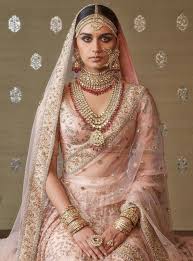 Vor der hochzeit suchen die eltern suchen für ihr kind den geeigneten ehepartner aus, der der gleichen bevölkerungsschicht. Stunning Diamond Necklaces Indische Kleider Indische Abendkleid