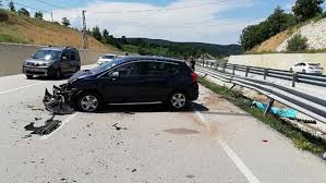 Kastamonu'da memurları taşıyan otobüs ile otomobil çarpıştı. Kastamonu Haberleri Otomobil Bariyerlere Carpti 2 Kardes Oldu 3 Kisi Yaralandi Yerel Haberler
