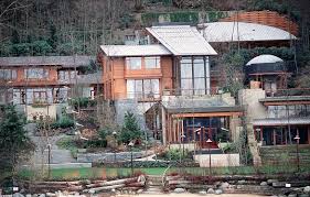 بيل غيتس هو واحد من أشهر المستثمرين في مجال الحواسيب الشخصية، بالرغم من امتلاكه شعبية واسعة إلا أن سياسة الشركة تتعرض للانتقادات بتهم مناهضة المنافسة، مما أدى إلى المحاكمة أحياناً. ÙÙÙ Ø³ØªÙØ³Ù Ø«Ø±ÙØ© Ø¨ÙÙ ØºÙØªØ³ Ø¨Ø¹Ø¯ Ø·ÙØ§ÙÙ ÙÙ Ø²ÙØ¬ØªÙ