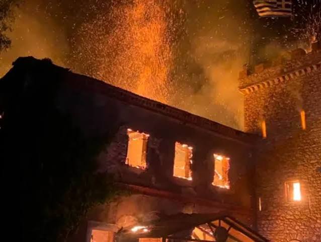 Φωτιά στην Achaia Clauss: Εικόνες καταστροφής στο ιστορικό οινοποιείο της Πάτρας