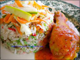 Nasi hujan panas ini boleh dimakan bersama ayam masak merah daging masak kurma atau apa saja lauk yang bersesuaian semasa memasak pada hari raya saya gunakan 1kg beras basmathi tengoklah sampai penuh rice cooker saya tu. Nasi Hujan Panas Ayam Masak Merah