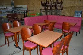 Des chaises et tables design pour la restauration vous trouverez dans notre collection intérieure des produits tendances, confortables, modernes, solides de différentes matières et différents styles. Ensemble Mobilier Restaurant A 1000 14540 Bourguebus Calvados Basse Normandie Annonces Achat Vente Materiel Professionnel Neuf Et Occasion Tables Et Chaises Assortis Salles Bar Restaurant