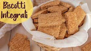 I biscotti vegani integrali sono dei golosi frollini preparati senza burro, senza latte o derivati, e senza uova, perfetti per chi segue un'alimentazione priva dei derivati animali o anche solo per chi vuole provare un dolce diverso dal solito, che sia più rustico e arricchito di ingredienti che contengono crusca e alimenti meno trattati o poco rafinati. Biscotti Integrali Ricetta Facile Pasta Frolla Integrale Senza Uova Senza Latte E Senza Burro Youtube
