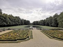 Alimenté par quatorze sources, le jardin d'eau une allée pavée mène au château de courances. Un Dimanche Au Chateau De Courances Nos Ailleurs