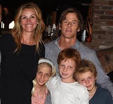 Julia roberts shared a rare photo of herself with husband danny moder on the fourth of july, their 19th wedding anniversary. How Many Children Does Julia Roberts Have Exploring Her Relationship With Husband Daniel Moder