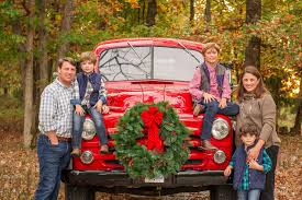 Perfect Christmas Family Photo At Their Home With Their Vintage Red Truck Love Everyt Vintage Truck Christmas Family Christmas Pictures Christmas Photoshoot
