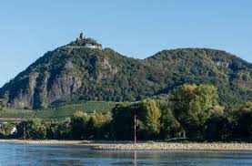The skyline of drachenfels and wolkenburg is a postcard motiv. Sagenhaft Schloss Drachenburg Und Burg Drachenfels