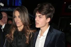 Elizabeth jane hurley (born 10 june 1965) is an english actress, businesswoman and model. Steve Bing Sein Sohn Damian Hurley Nimmt Abschied Gala De