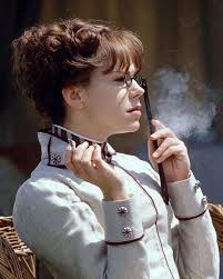 Frances O'Connor as Gwendolen Fairfax in "The Importance of Being Earnest"  (2002). Costume design by Maurizio Millenotti 💙