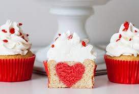 Diy Cupcakes Surprise St Valentin Par Aurelie Du Blog Lilie Bakery Diy Cupcakes Valentines Cupcakes Valentine Day Cupcakes