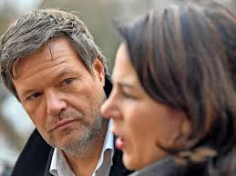 He is a writer, known for der tag, an dem ich meinen toten mann traf (2008), following habeck (2018) and extra drei (1976). Liebe Und Hiebe Fur Robert Habeck