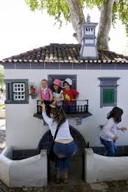 The attraction was built in 1940 in honor of the nation's people, history, and cultural influence. Portugal Dos Pequenitos Vai Encerrar Para Obras Coimbra Publico