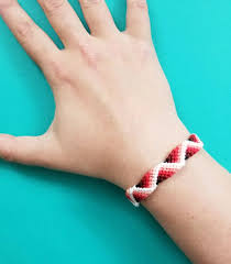 Begin the bracelet by taking your cut strands of embroidery floss and tying an overhand knot in one end. Zig Zag Friendship Bracelet Pattern With A 3d Effect Moms And Crafters