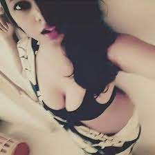 Aunty in blue saree showing deep cleavage in blouse. Desiyolo Desiyolo Twitter