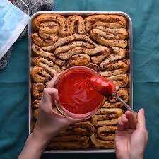 Edible Intestines Cinnamon Rolls Lillian Recetteaperitif En 2020 Cuisine Halloween Entree Halloween Dessert Halloween