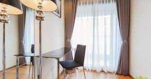 บานหน าต างใหญ ในห องน งเล น ตกแต งด วย ม านจ บ pleated curtains ส เทา ซ อนด วยม านโปร งเพ มบรรยากาศให แลด อ อนละม น ณ ม มน จะม ม มอ านหน งส อเล กๆ
