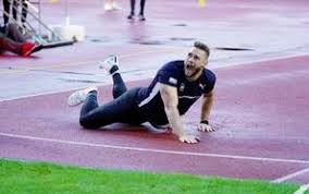Carl continuava a mietere successi e record e nessuno sembrava in grado di avvicinarsi alle sue video di carl lewis su youtube. Carl Lewis Leichtathletik Lichtgestalt Mit Schatten