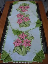 Caminho De Mesa De Tecido Com Barrado De Croche Kit De Caminho De Mesa E Pano De Prato Vivenda Do Artesanato By Vanessa Valentim El Tecido Pintado A Mao Panos De Cozinha De Croche Padroes De Croche Doily