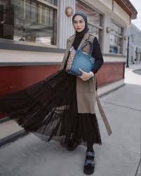 Nah kali ini cewekbanget.id udah menyiapkan beberapa inspirasi outfit hijab modis yang bisa kita pakai buat liburan ke pantai, nih. 10 Cara Foto Ala Selebgram Paling Keren 2021 Jalantikus