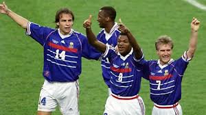 L'équipe de france remporte la coupe du monde de football 1998 à domicile. Football France 98 Vingt Ans Apres