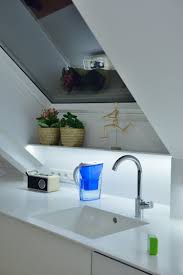 Waschbecken Fur Kuche Praktische Tipps Zum Installieren Fenster Radio Wasserkanne Schragdach Blum Kuche Dachschrage Dachgeschosswohnung Kuche Dachschrage Ideen