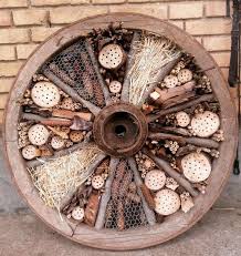 Weihnachtsdeko rost eisen gartendeko stecker stab stern 120cm. Insektenhotel Wagenrad Wildbiene Diy In 2021 Gartendekor Rustikale Gartendekoration Mediterrane Gartengestaltung