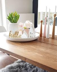 Deko Accessoires Und Wunderschone Kerzen Sorgen Auf Diesem Esstisch Fur Das Gewisse Etwas Kombiniert Mit D Schone Kerzen Esstisch Dekor Couchtische Dekorieren