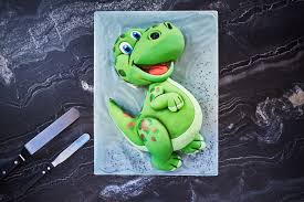 So können sie einen dino kuchen selbst zubereiten mit diesem einfachen kuchen rezept. Elas Dino Torte Kindergeburtstag Sallys Blog