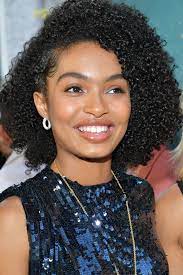 Pictures of gel up with kinky for round face : 20 Natural Hairstyles To Wear At A Wedding