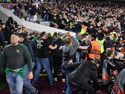 West ham and rapid vienna fans launch objects at each other in heated exchanges. Rapid Fans Sorgen Fur Prugel Eklat Im Stadion