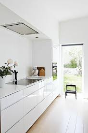 La Cuisine Blanche Laquee En 35 Photos Qui Vont Vous Inspirer Archzine Fr Cuisine Blanc Laque Meuble Cuisine Blanc Cuisine Moderne