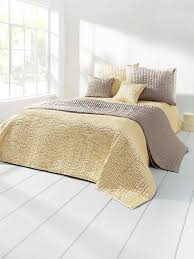 Zur reinigung kann der überwurf einfach in die waschmaschine bei 30 °c gegeben werden. Heine Home Satin Tagesdecke Bettuberwurf Mit Hoch Tiefstruktur Gelb Waschbar Ca 140 210 Cm Good Cloth