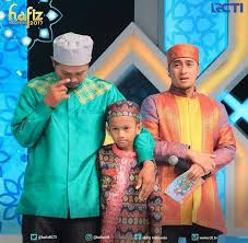 Kemudian ada hal yang membuat hidup roni berubah saat sang ibu meminta dirinya untuk kembali. 3 Finalis Hafiz Indonesia 2017 Sri Al Hidayati