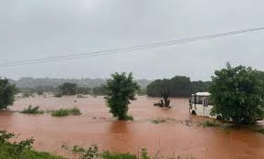 Parts of central mozambique have been flooded after cyclone eloise struck near the port city of beira with wind speeds of up to 160km/h (100mph). Ex Ciclone Eloise Travolto Lo Zimbabwe Vittime E Distruzione Video