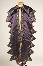 A pelerine is a small cape that covers the shoulders. Pelerine Wikiwand